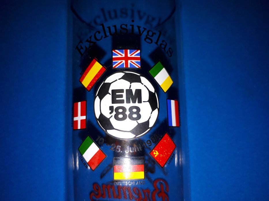 Стара чаша от Европейско първенство по футбол 1988 година