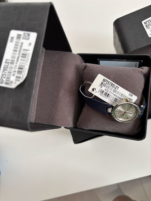 Ceas Titan Raga Viva cu cadran argintiu, analogic, femei, curea piele