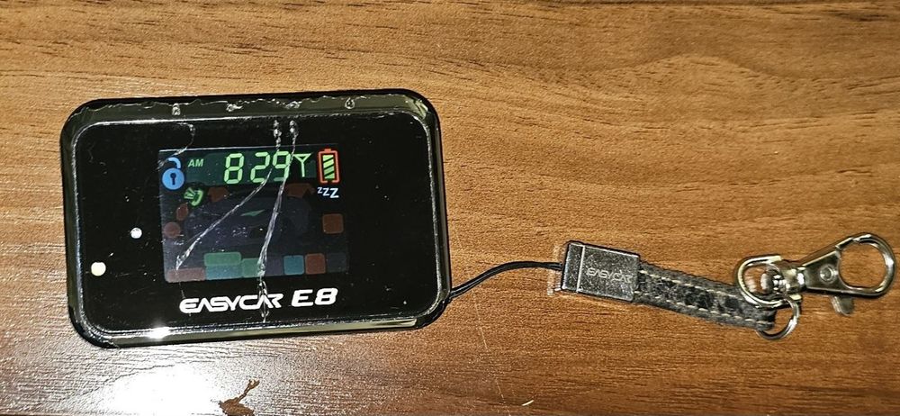Easycar E8 пульт в состояние рабочее, только треснуло стекло.