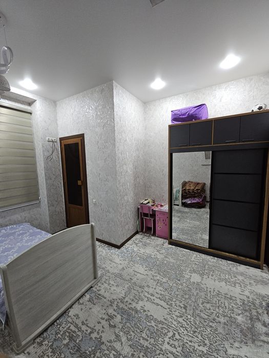 2-qavatli kotej pasti yashash,tepasida ofis va salonlar arenda beradi