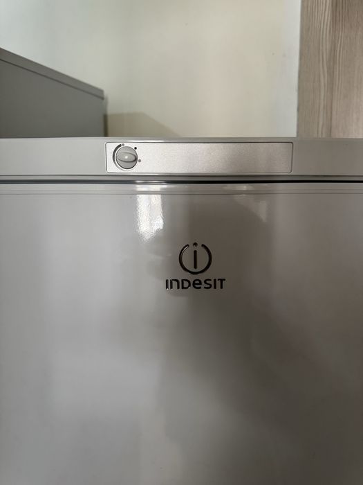 Indesit rabochi holadilnik