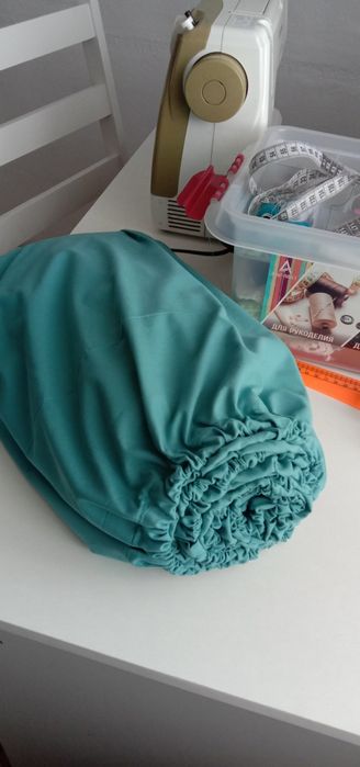 Простынь на резинке,подушки,сыпыра