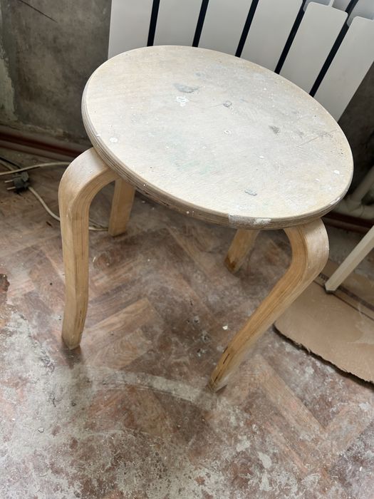 Срочно продается стол и два табурета в подарок