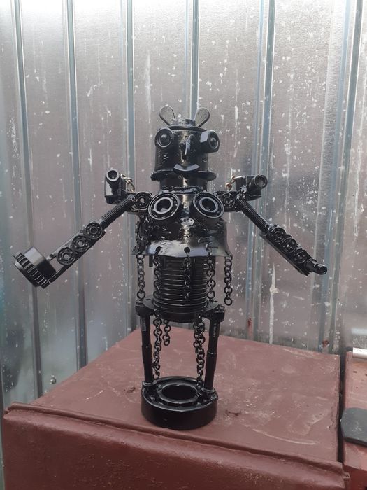 Metal art   robotică  din fier unicat  se poate realiza si pe comanda