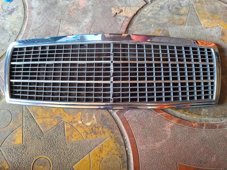 Декоративна Решетка Във Предния Капак  Mercedes C-Class от 1993-2001 Г