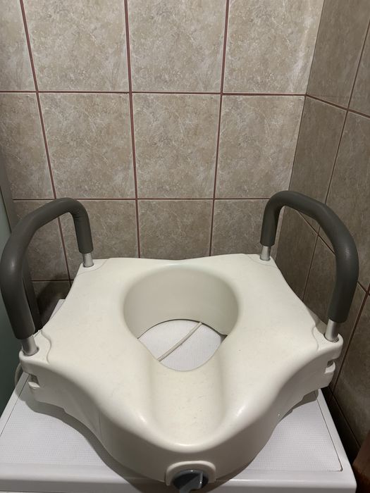 Насадка на унитаз с поручнями