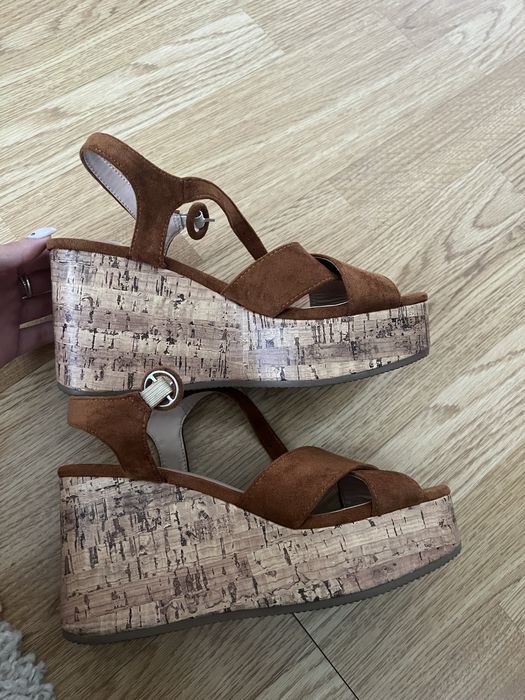 Vând sandale damă