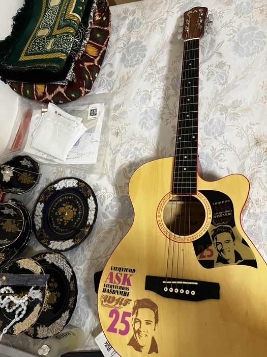 Agustik gitara sotiladi