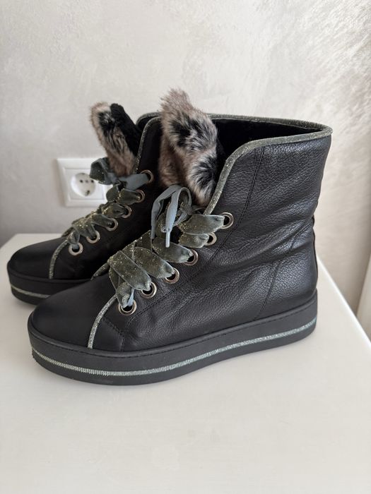 Продам зимние высокие кеды