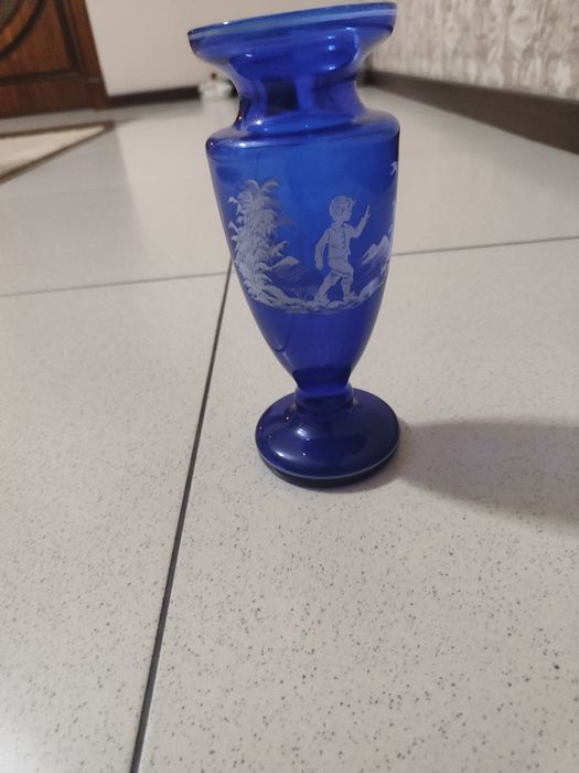 Ваза, антикварная. Синей расцветки.