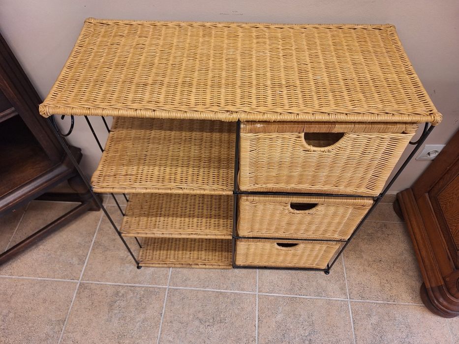 Етажерки и масичка от ратан