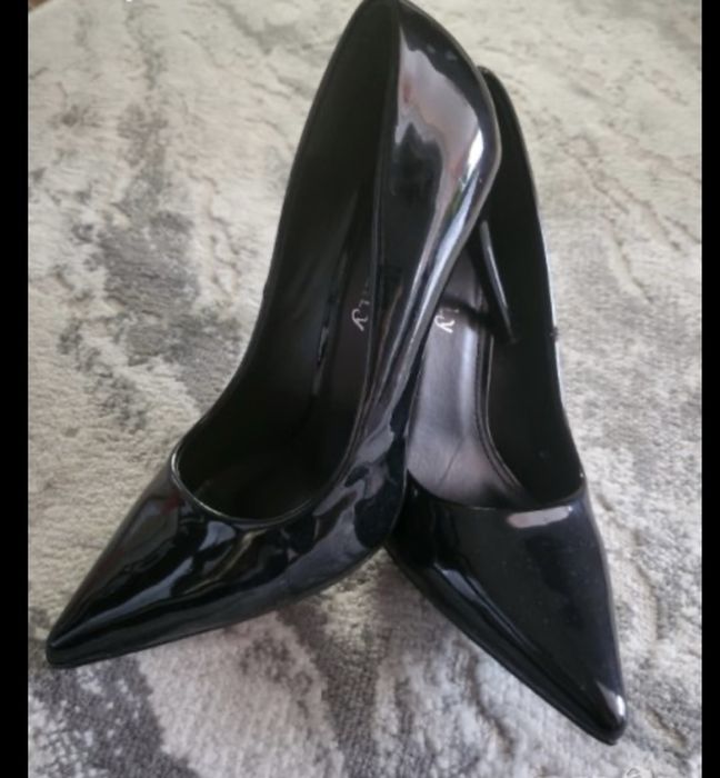 Елегантни обувки на ток