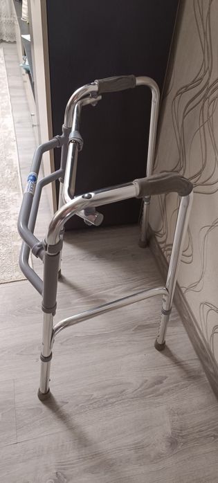 Продам ходунки для пожилых ,бу