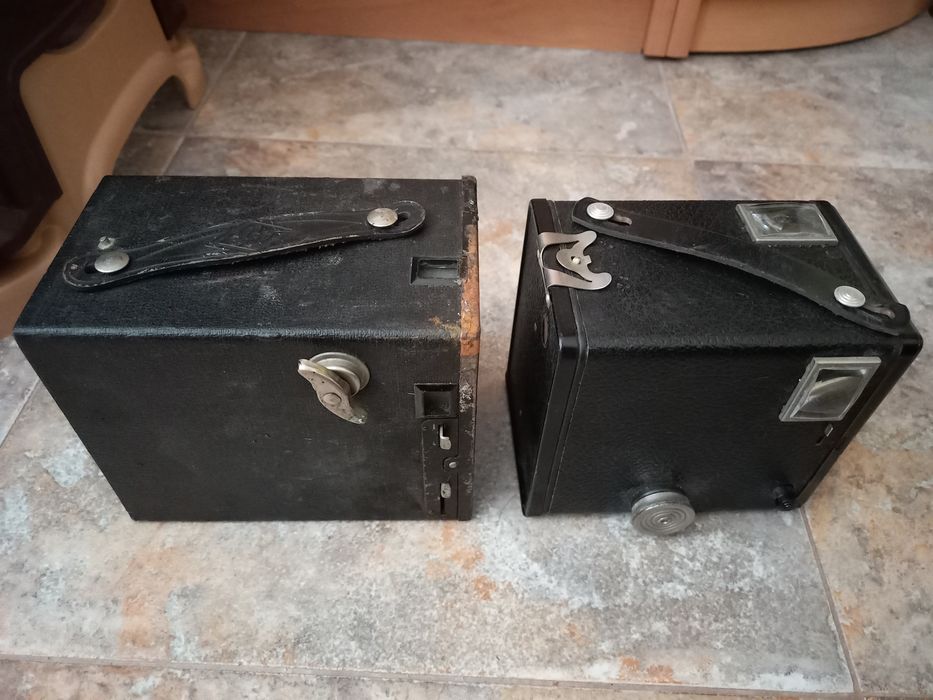 Два стари фотоапарата.