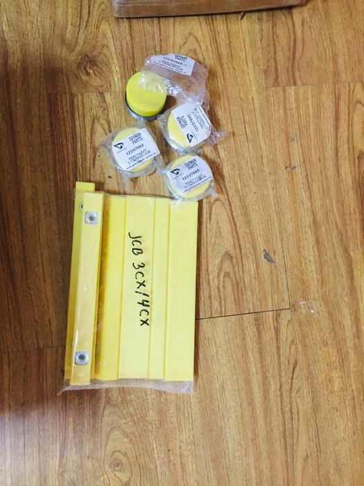 Тексталитовые пластины на экскаватор-погрузчик