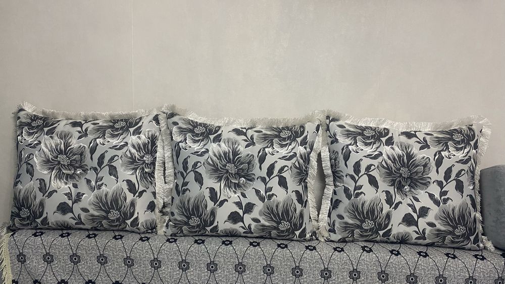 Продается подушка 3 штуки.