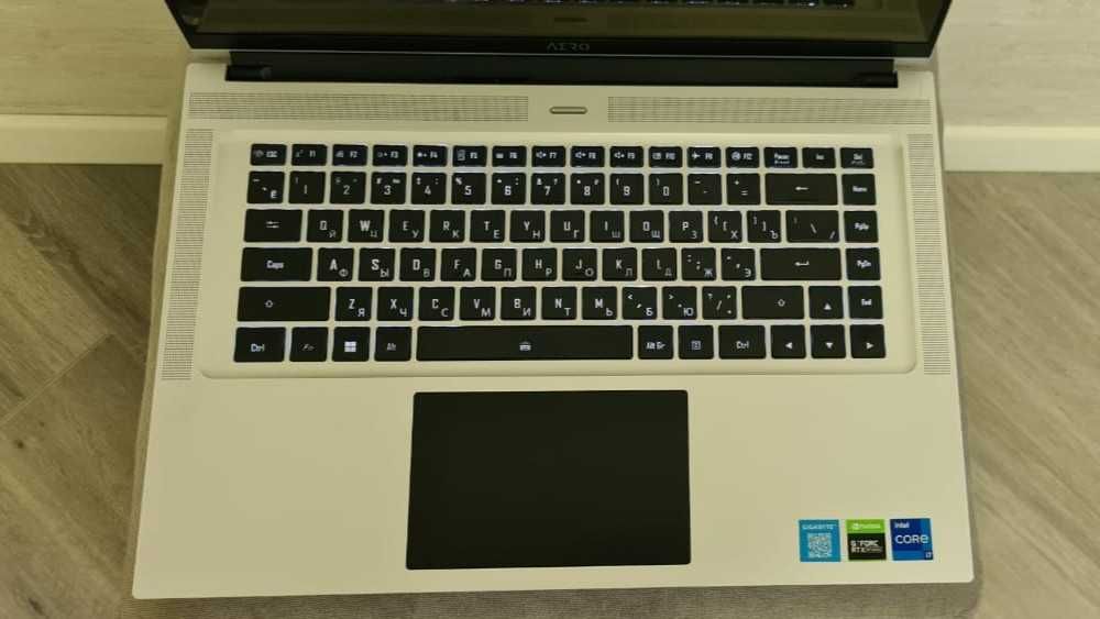 Ноутбук Gigabyte AERO 16 XE5, б/у