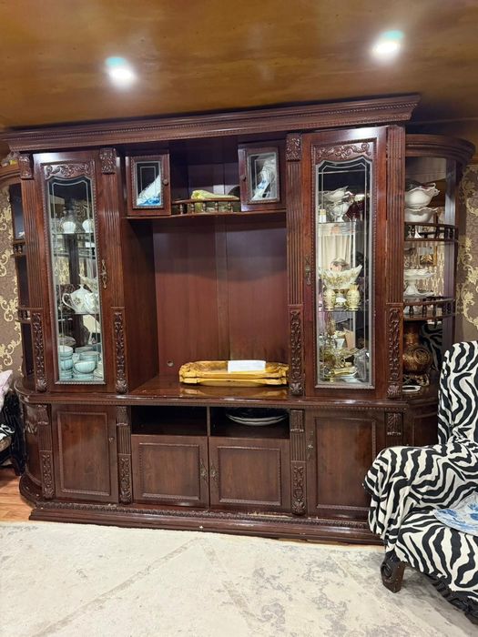 В хорошем состоянии настоящее дерево светят лампочки