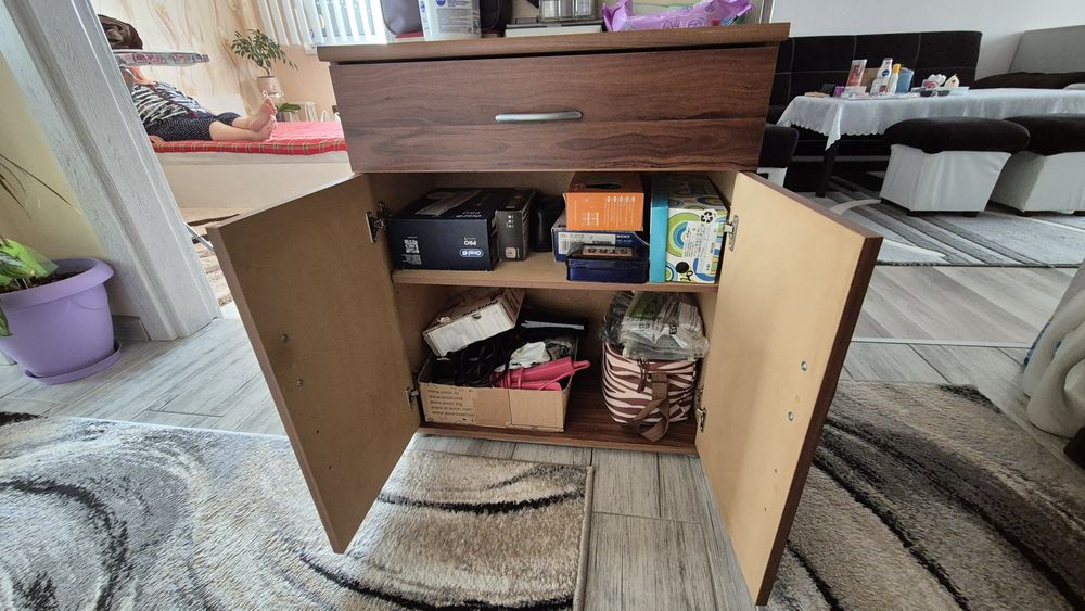 Малък шкаф, мини етажерка, портманто и закачалки за якета