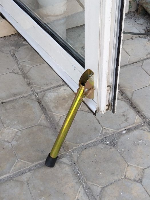 Подпирачка, стопер за гаражна врата или портал