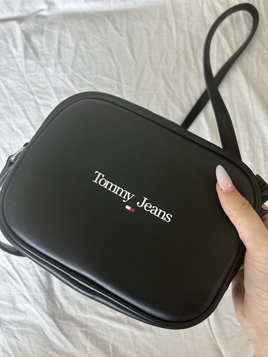 Vand geanta Tommy Jeans purtata o singura data