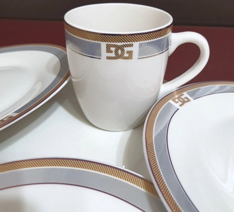 Set patru farfurii si doua cescute