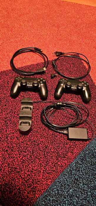 PS4 Pro Custom + 2 controllere + stație încărcare + 8 jocuri