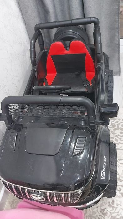 Детский машина , пулть и зарядка есть