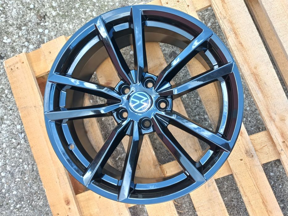 18"Vw Poteria 5x112 Piano Black 8j et45 Golf Passat Tiguan Jetta Touran Чисто Нови.
Poteria Piano Black.