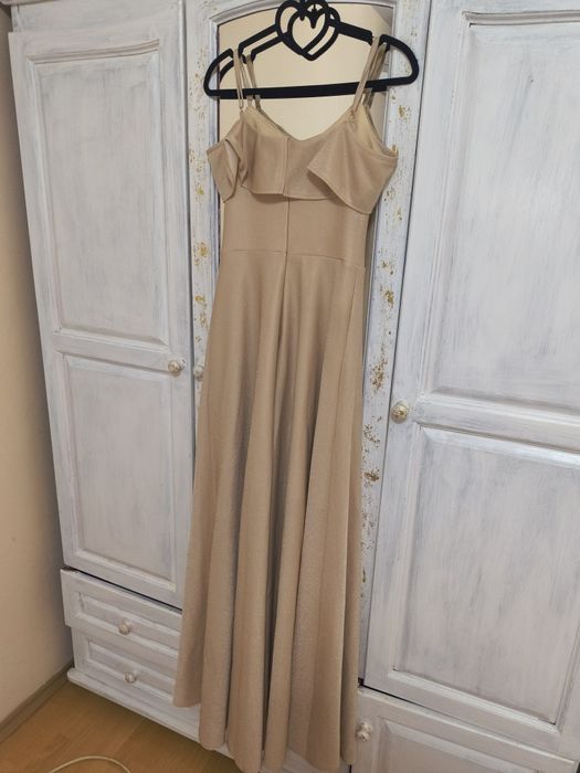 Дълга рокля в бежов цвят