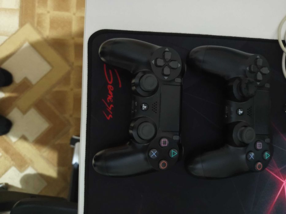 PS4 в комплект с 2 джойстика