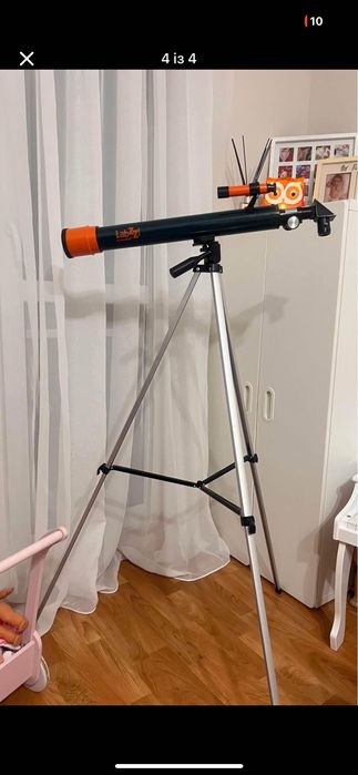 Телескоп Рефракторен телескоп. Диаметър на лещата на обектива: 50 mm.