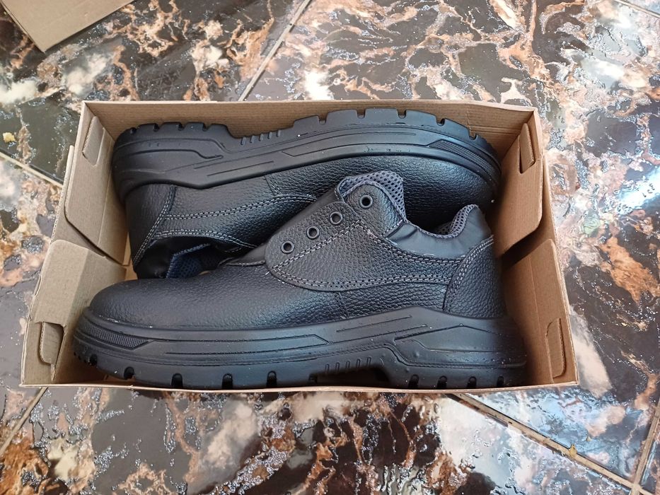 Vând ghete de protectie noi  ,5 perechi ,marime 43-44 ,marcă Lenox