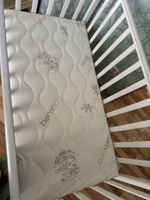 Детская кроватка с новым матрасом