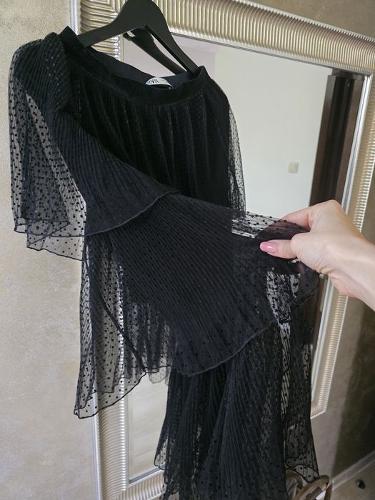 Fusta din tull cu buline, ideala pentru un loop fresh si tineresc