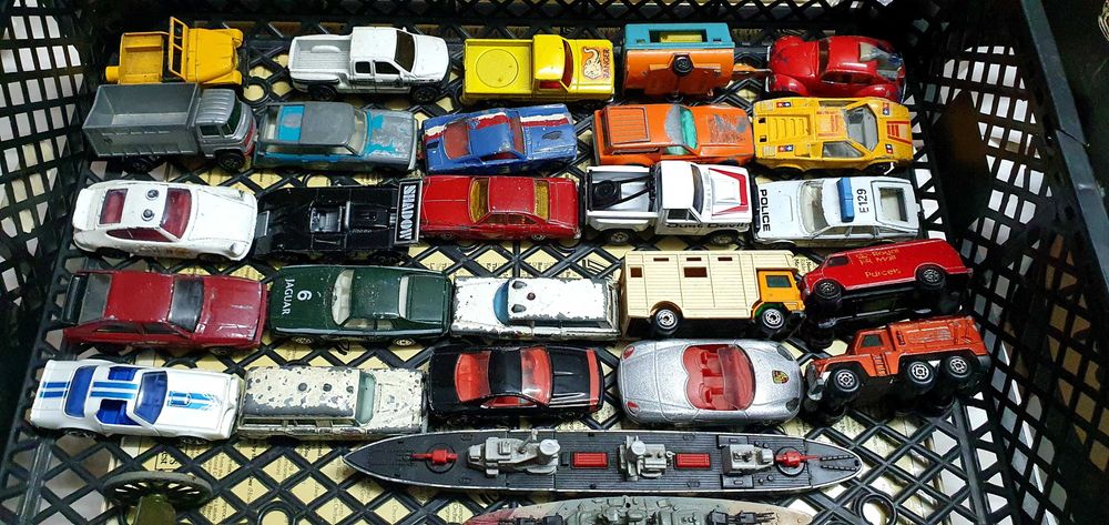 Дайкаст колички и влекачи различни мащаби марки Matchbox Corgi Burago