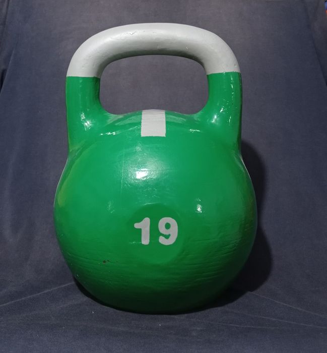 Гиря 12кг соревновательная.