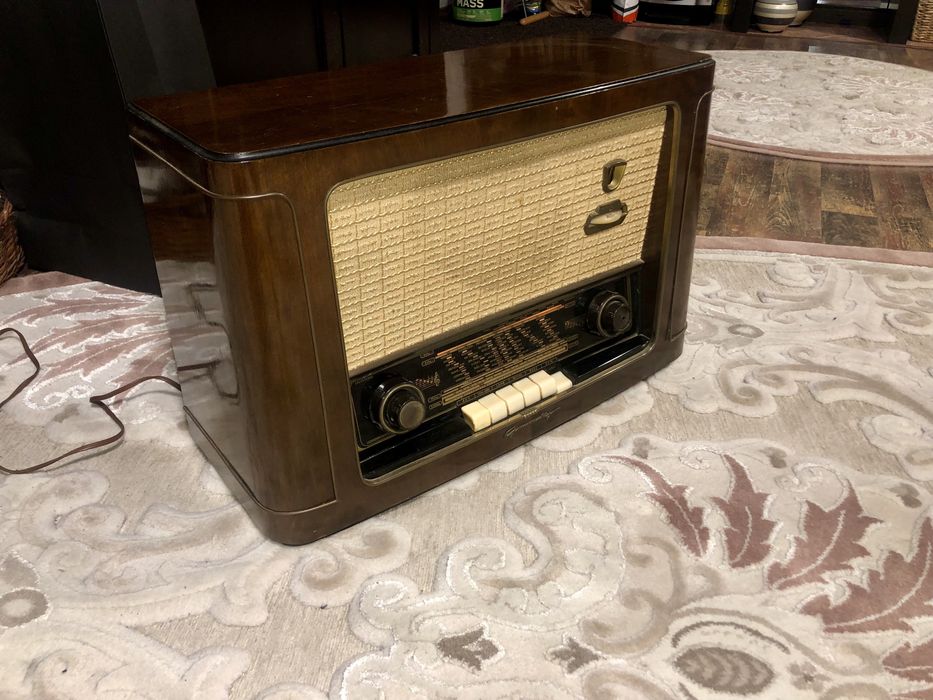 Radio pe lampi Grundig 2043W retro vintage antic carcasa lemn