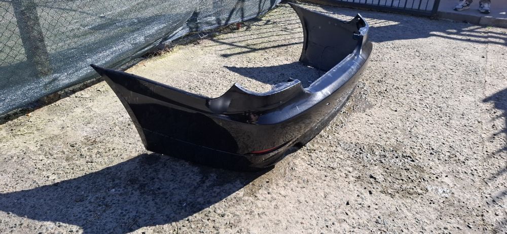 Vand capota si bara spate cu gauri si mufe de senzori  pentru BMW E60