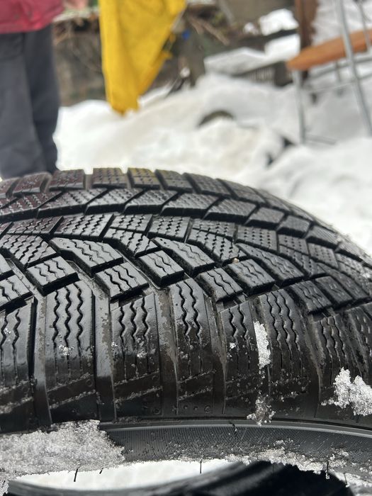 Vand 3 cauciucuri de iarna