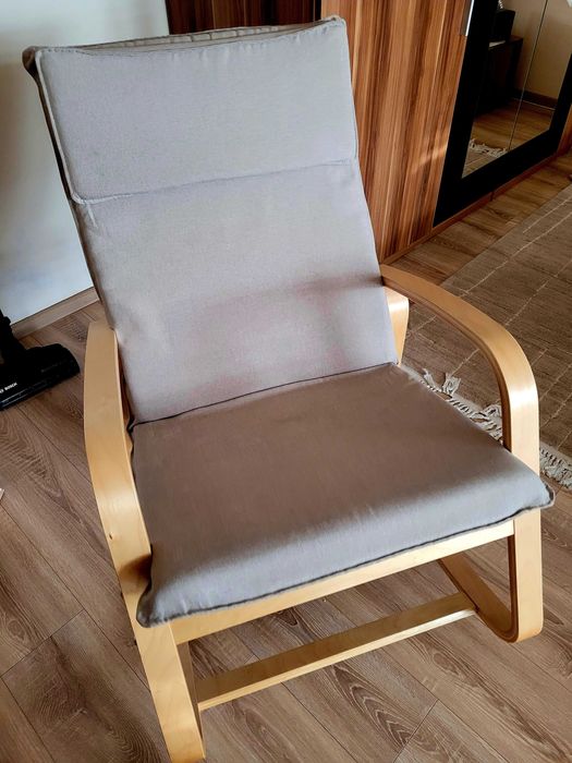 Люлещ стол в бежов цвят