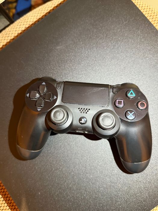 Se vinde PS4 Pro de 1T