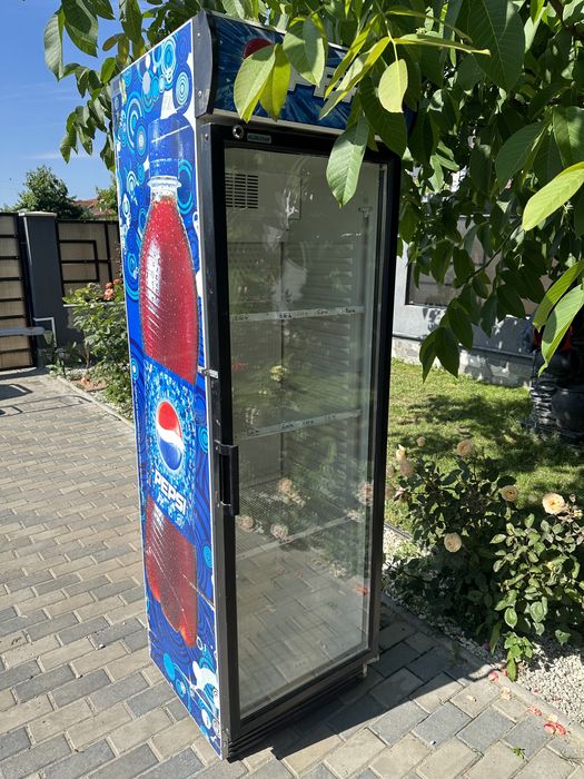 Doua vitrine frigorifice