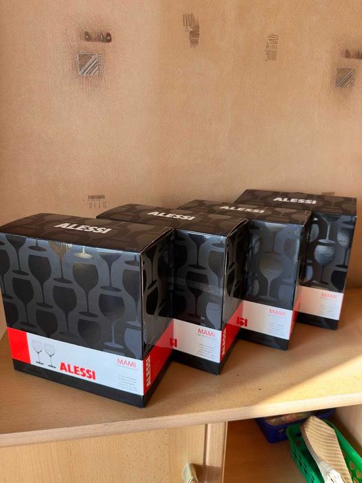 Чисто нови чаши и сервизи