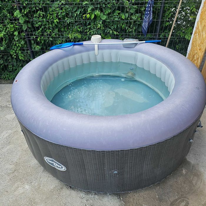 Piscina Gonflabila cu jacuzzi
