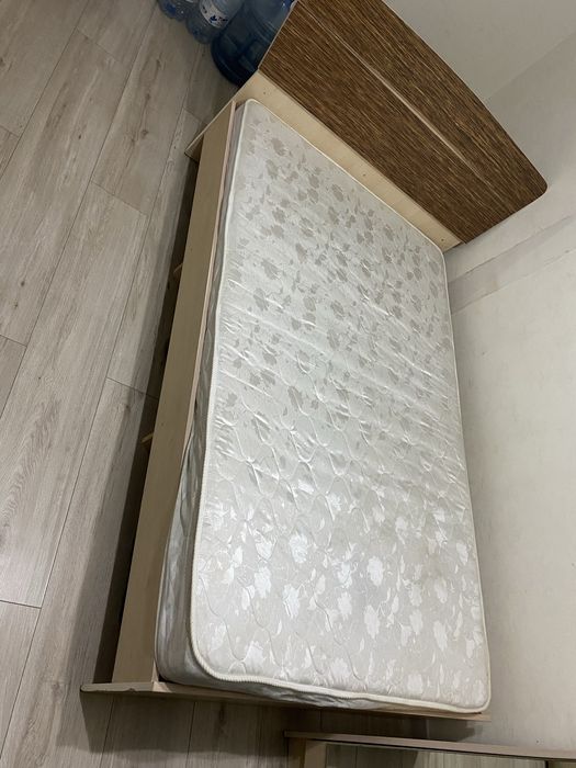 Кровать,шкаф,тумбочка,комод.