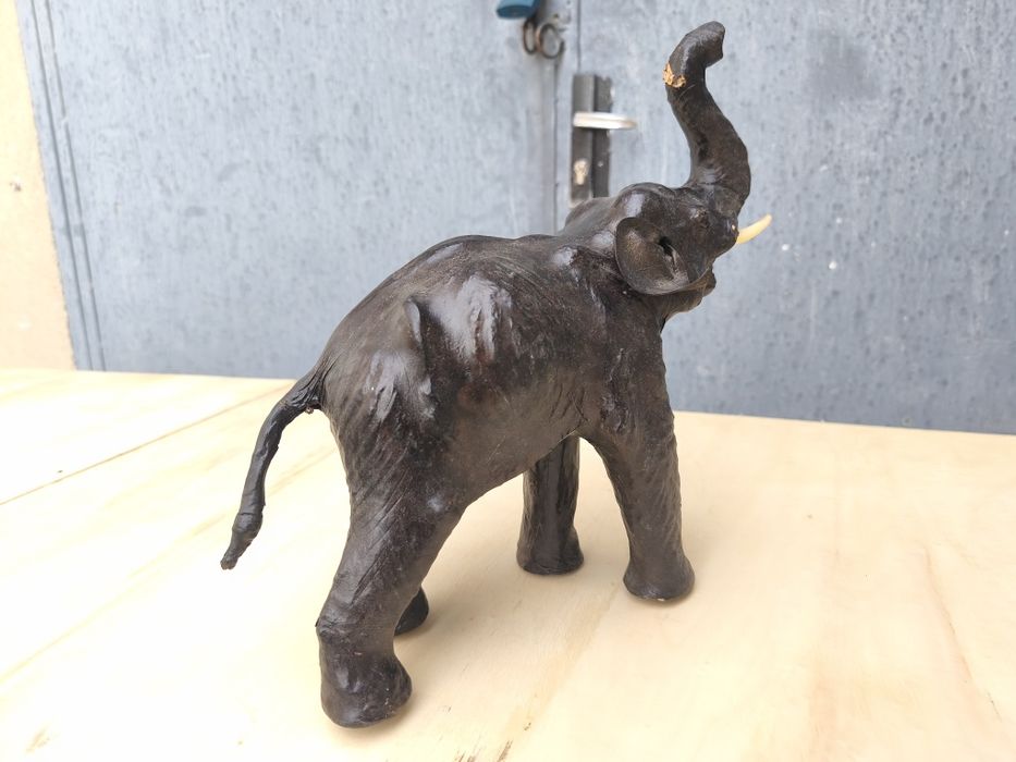 Кожена фигурка / статуетка на слон