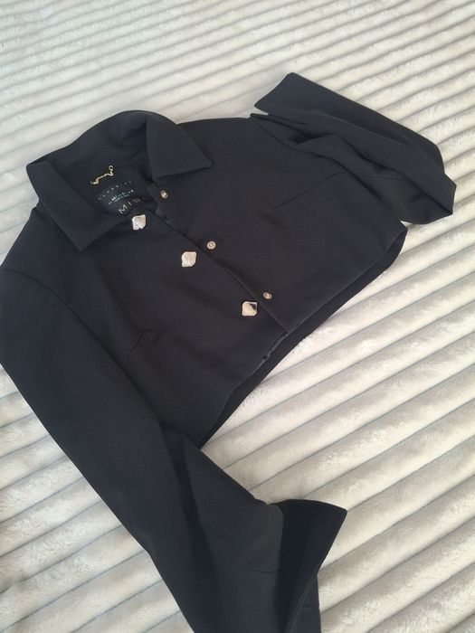 Късо тънко сако в С размер!