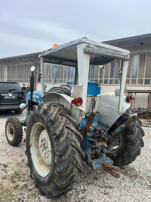 Vând tractor Ford