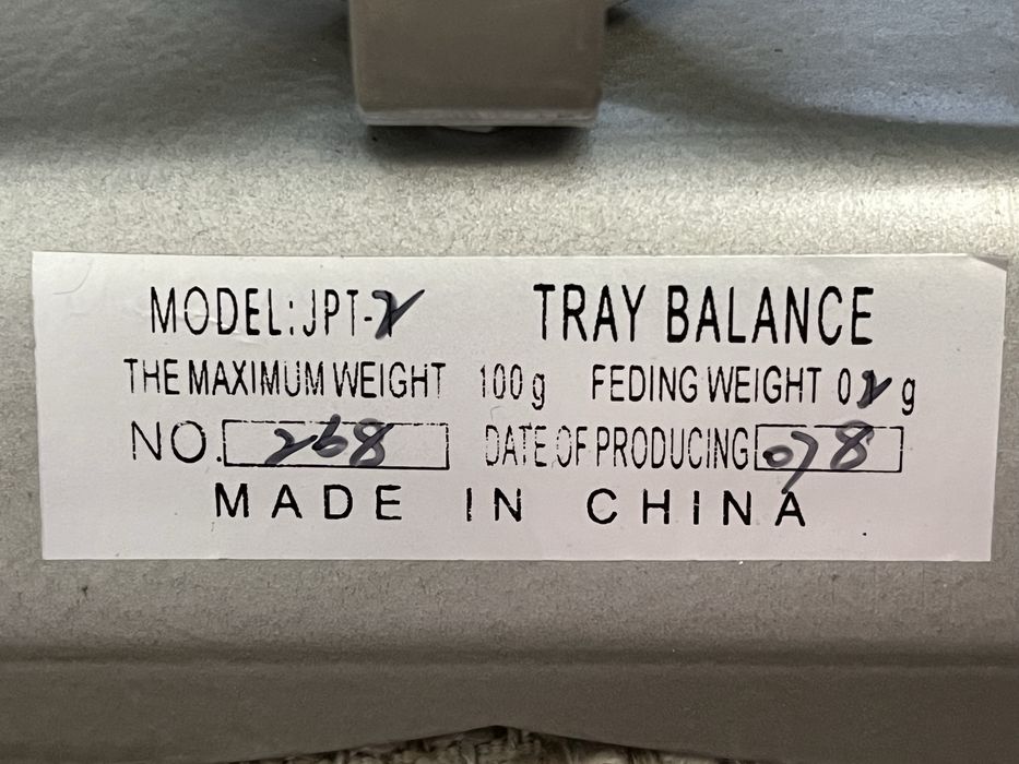 Настольные весы и набор гирек